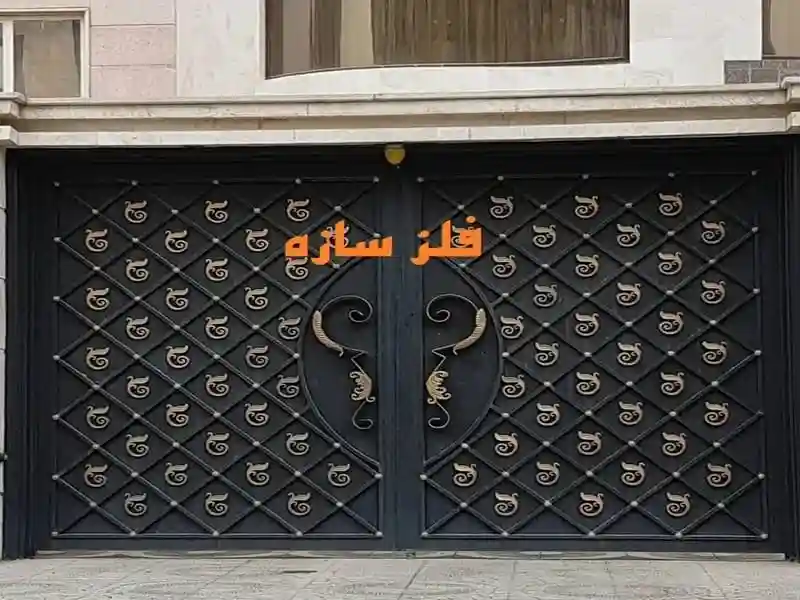 درب آهنی حیاط